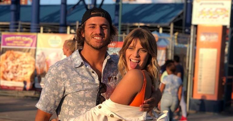 Namorado de Isabella Santoni pede que a atriz viaje com ele e encanta os fãs