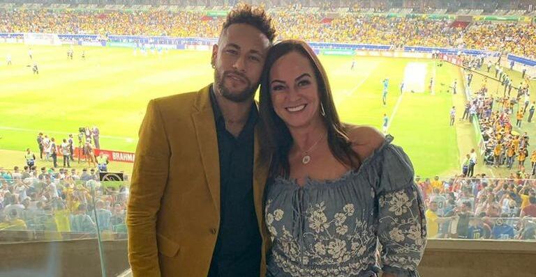 Mãe de Neymar Jr. é ”esmagada” pelo jogador em clique cheio de amor