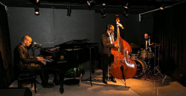 Noite de jazz marca evento de dermatologia em Curitiba