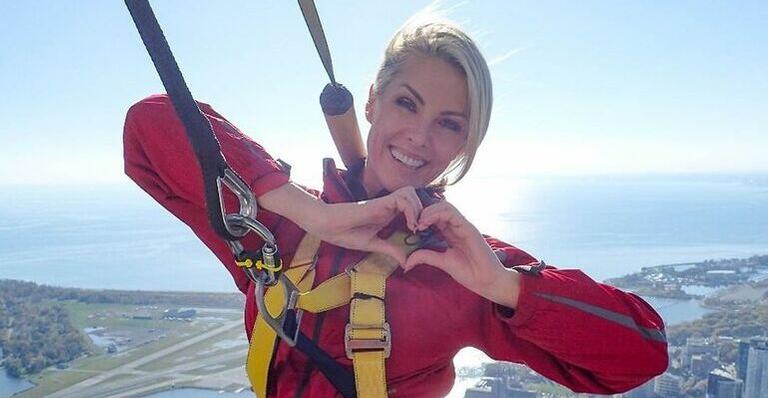 No Canadá, Ana Hickmann se pendura em prédio de mais de 350 metros de altura e choca: ”Maluca”