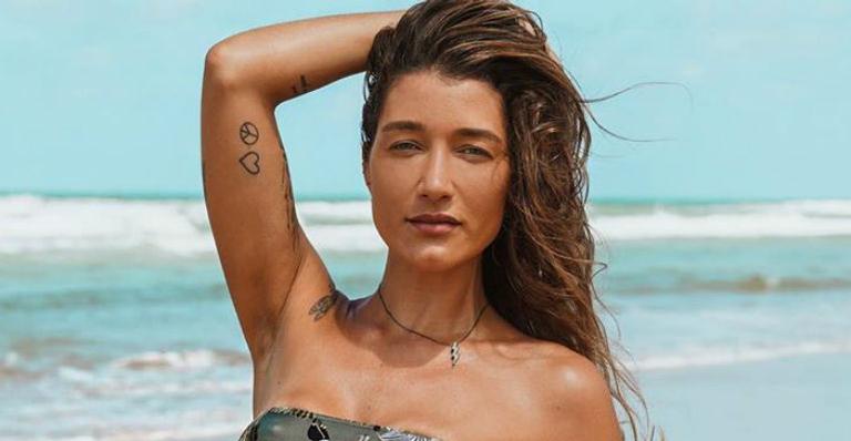 Gabriela Pugliesi arranca suspiros ao posar de biquíni em banho de cachoeira