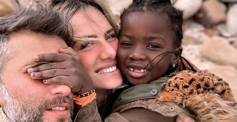 Giovanna Ewbank faz linda tatuagem em homenagem aos seus dois filhos: ”Representa muito pra mim”