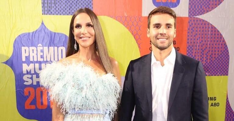 Ao lado do marido, Ivete Sangalo marca presença com look exuberante no Prêmio Multishow