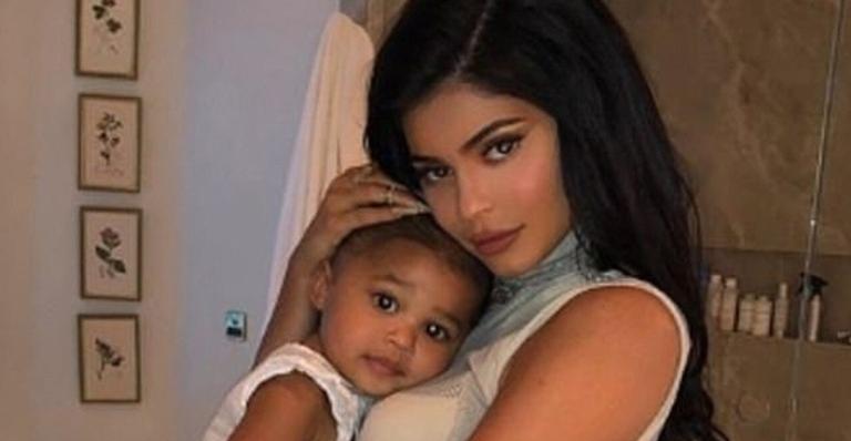 Stormi Webster, filha de Kylie Jenner, explode fofurômetro ao usar produtos da mãe
