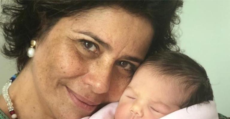 Mãe de Rafael Vitti se derrete por Clara Maria em clique fofo na web