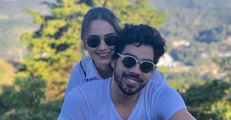 Noiva de Gabriel Diniz faz campanha para o cantor em premiação