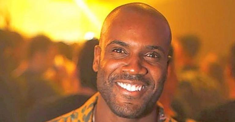 Rafael Zulu exibe tanquinho em foto e avisa: ”Sou verão”