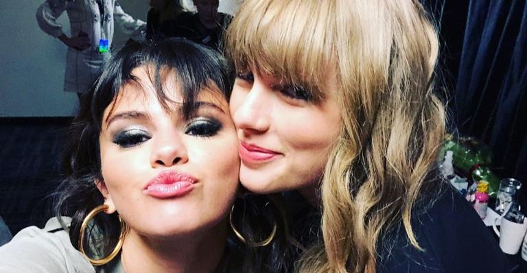 Selena Gomez emociona ao refletir em texto sobre amizade com Taylor Swift: ”Morreria por ela”