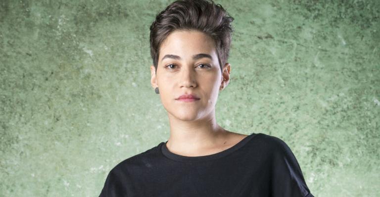 Yasmin Gomlevsky posa de biquíni e impressiona com tatuagem no bumbum