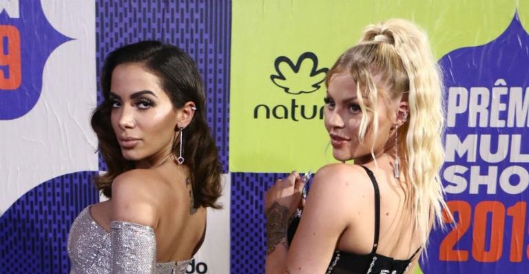 Luísa Sonza posa com micro vestido e ganha elogio de Anitta: ”Me dá esse corpo”