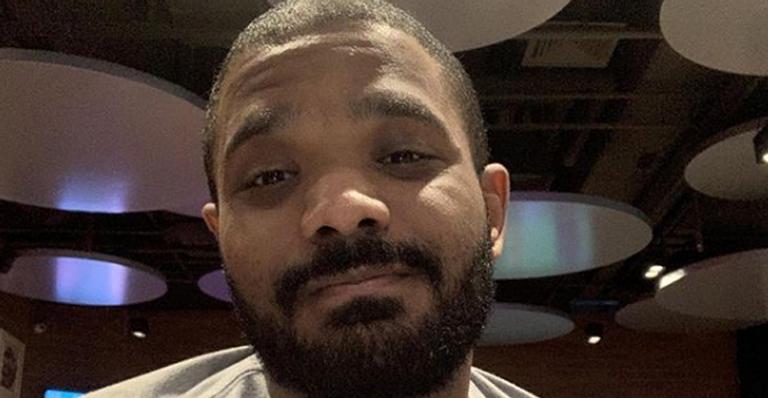 Arlindinho mostra o rosto do filho recém-nascido