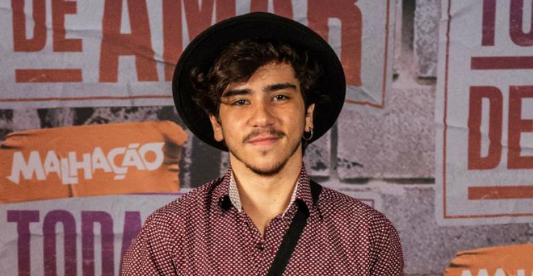 Ator mirim de Avenida Brasil atinge maioridade e vira pai: ”É muito legal”