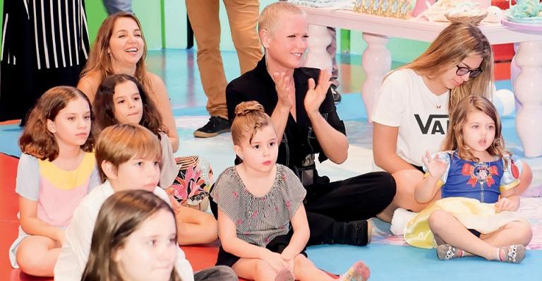 Divertida e encantadora bênção de Xuxa Meneghel
