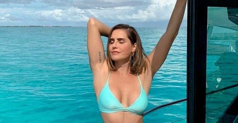 Deborah Secco posa de biquíni e chama mais atenção que praia de Cancún