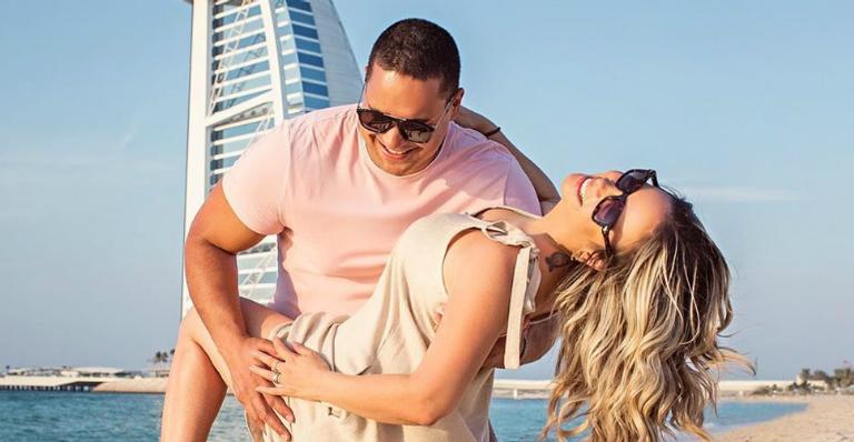 Em viagem com o marido, Carla Perez exibe boa forma e surpreende fãs: ”Maravilhosa”