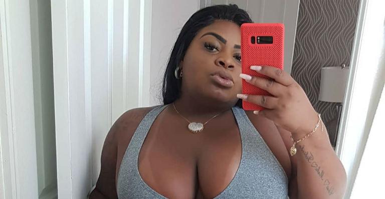 Jojo Todynho aparece na praia com biquíni cor de rosa combinando com o novo cabelo