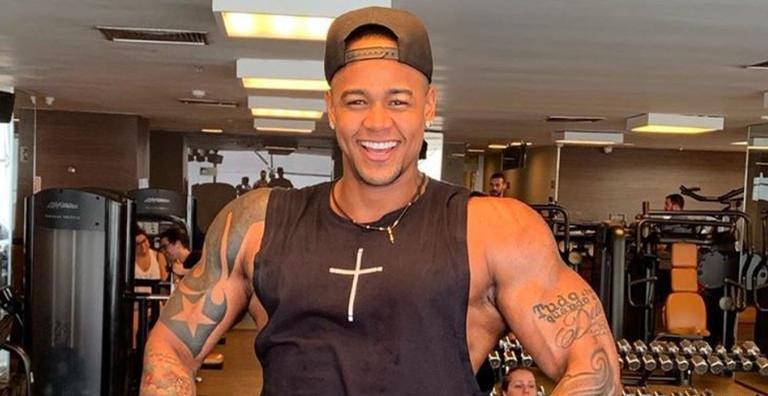 Léo Santana impressiona ao ostentar joias de R$ 500 mil em ‘Prêmio Multishow’: ”É tudo meu!”
