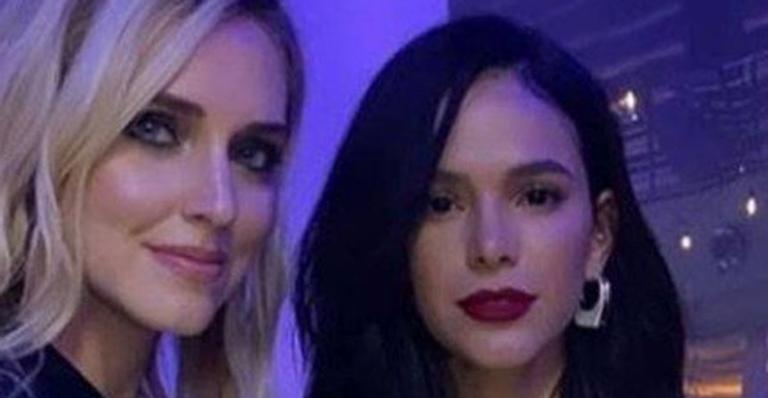 Na Itália, Bruna Marquezine posa com Chiara Ferragni e o rapper Fedez