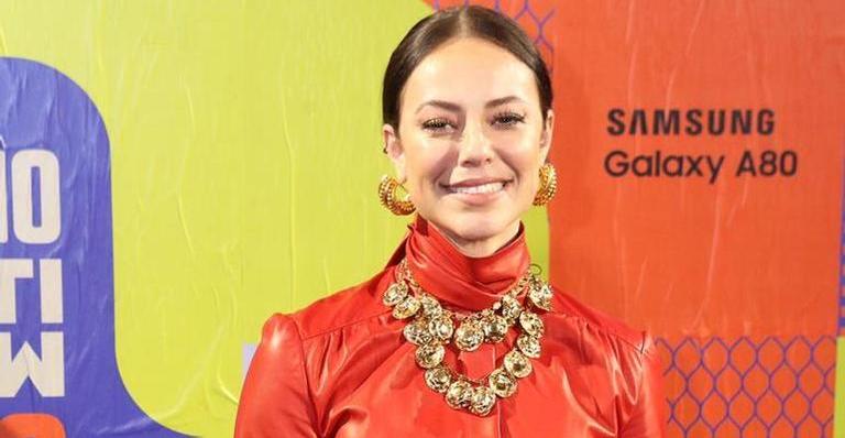 Paolla Oliveira faz a Vivi Guedes e surge com look muito estiloso no Prêmio Multishow
