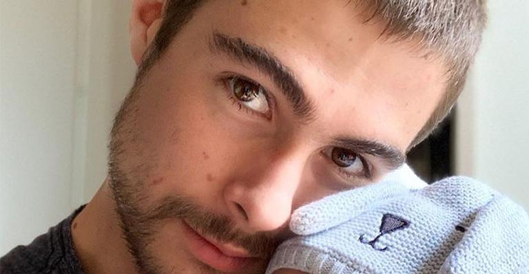 Rafael Vitti surge beijando Clara Maria e encanta fãs: ”Chama do amor”