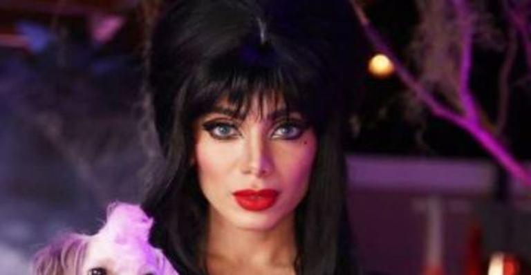 Anitta surge irreconhecível fantasiada de ‘Elvira Rainha das Trevas’ em festa de Halloween