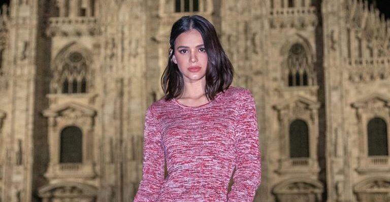 De pernas muito abertas, Bruna Marquezine choca com flexibilidade: ”Quero esse alongamento”