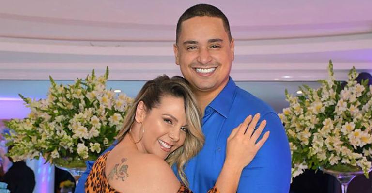 Carla Perez troca carícias com Xanddy em fotos nas Maldivas