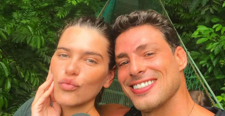 Cauã Reymond se declara para Mariana Goldfarb com foto dos dois abraçadinhos em cachoeira