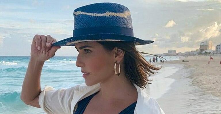 Deborah Secco exibe bumbum empinado durante momento de massagem