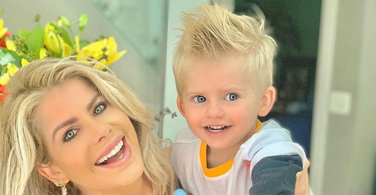Filho de Karina Bacchi surge fantasiado de Capitão América e deixa web apaixonada