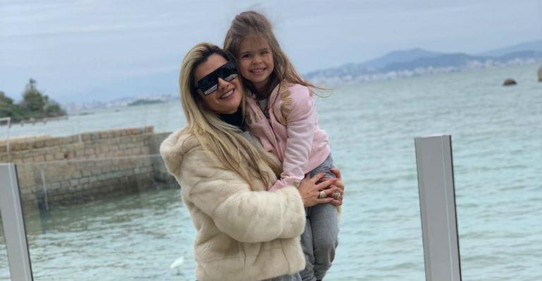 Valentina, filha de Mirella Santos e Ceará, aparece com fantasia de Dia das Bruxas e encanta