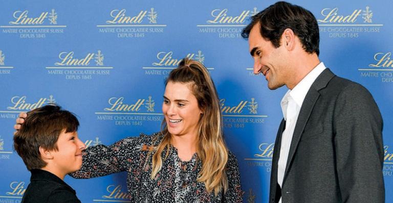 Carol Dieckmann realiza desejo do caçula, José, na Suíça