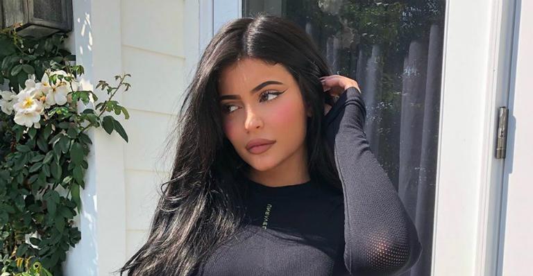 Kylie Jenner surge irreconhecível com fantasia para o Halloween e fãs elogiam: ”Essa é a melhor”