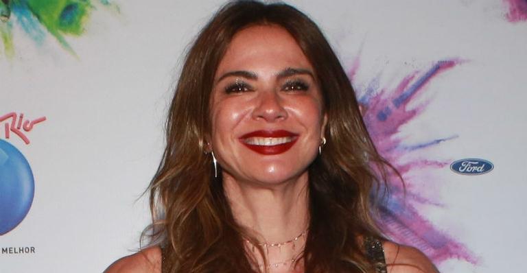 Luciana Gimenez preocupa internautas ao aparecer recebendo medicação no hospital