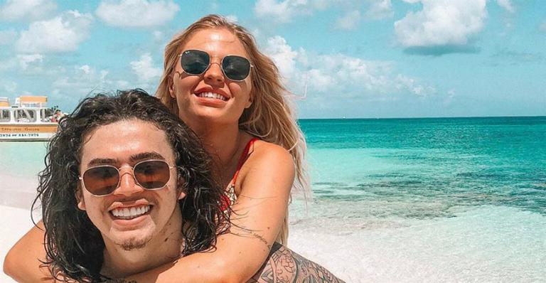 Luísa Sonza e Whindersson Nunes surgem com fantasia de seriado famoso e pet do casal rouba a cena