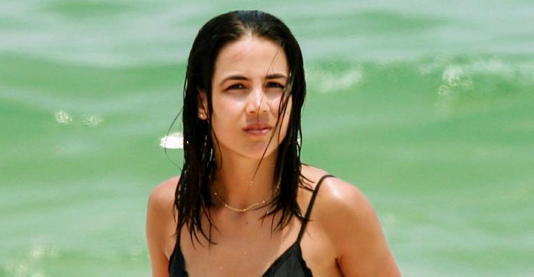 Pérola Faria exibe corpão em dia de praia no Rio