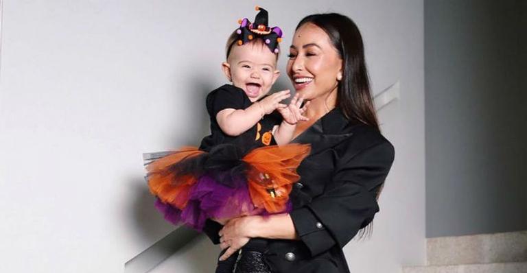 Sabrina Sato explode o fofurômetro com foto de Zoe risonha usando fantasia de bruxa