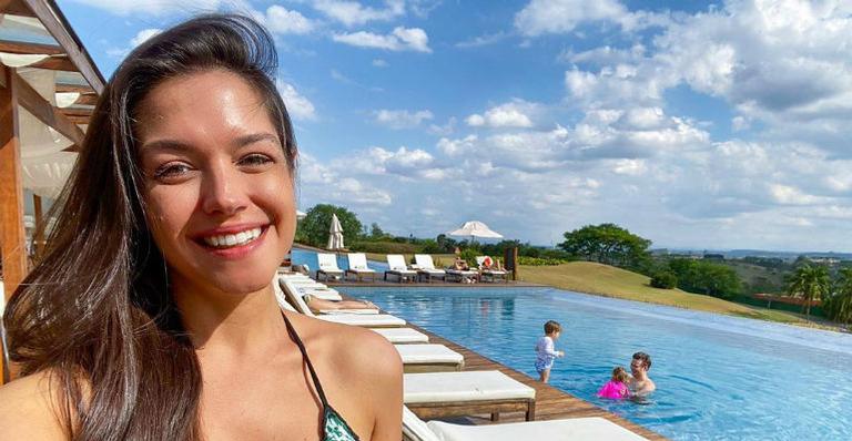 Thais Fersoza aparece em vídeo ao lado de Karina Bacchi e acaba revelando intimidade