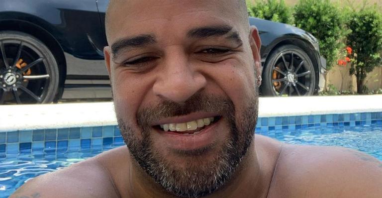 Ex- jogador Adriano Imperador vira piada entre os fãs ao surgir coberto por creme depilatório
