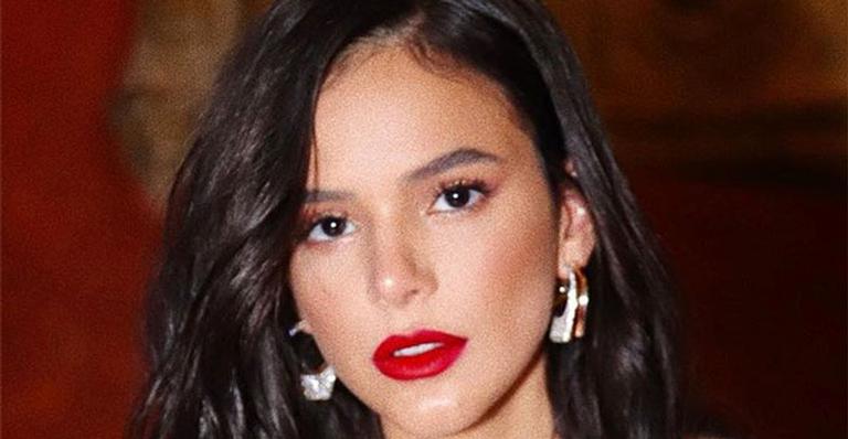Bruna Marquezine rouba a cena com look poderoso em desfile de moda
