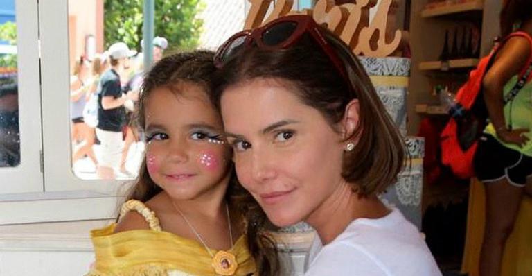 Em Cancún, Deborah Secco sente saudades da filha e se declara nas redes: ”Minha fantasminha”