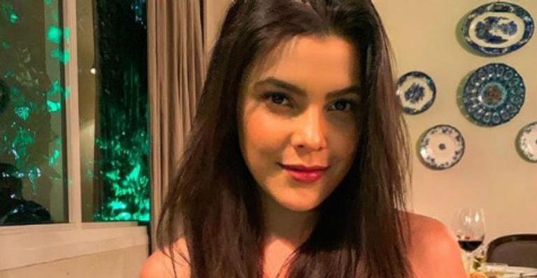 Ex-BBB Emilly Araújo sensualiza e posa de lingerie decotada na web
