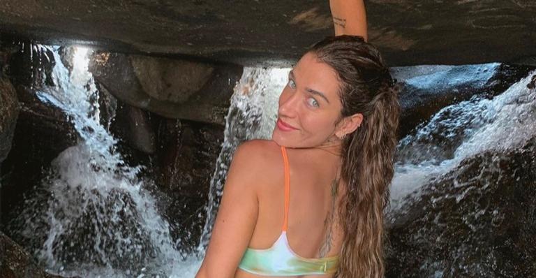 Gabriela Pugliesi exibe boa forma e mostra tanquinho em dia de cachoeira em lugar paradisíaco