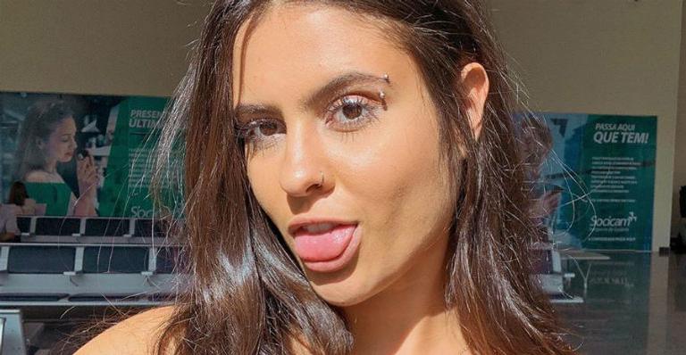 Ex-BBB Hana Khalil arranca suspiros ao posar com biquíni vermelho cavado