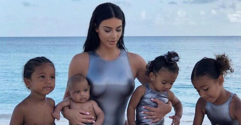 Kim Kardashian se fantasia com a família para o Halloween e revela detalhe intrigante