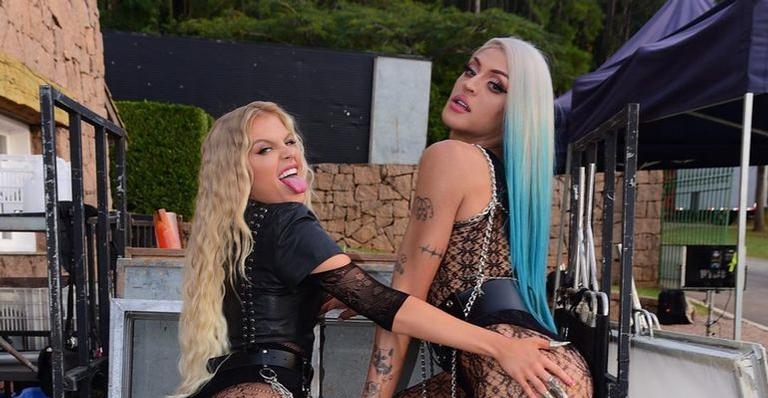 Luísa Sonza e Pabllo Vittar trocam apertos de bumbum e impressionam com curvas: ”Perfeição”