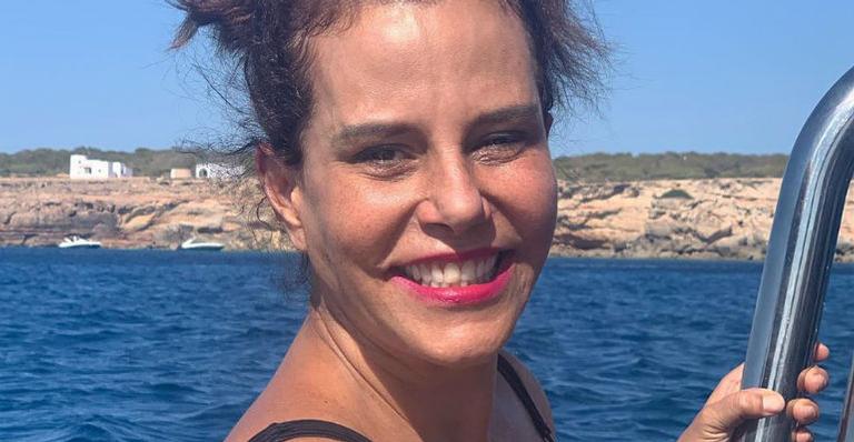 Narcisa Tamborindeguy leva tombo do sofá durante entrevista e vira piada na web