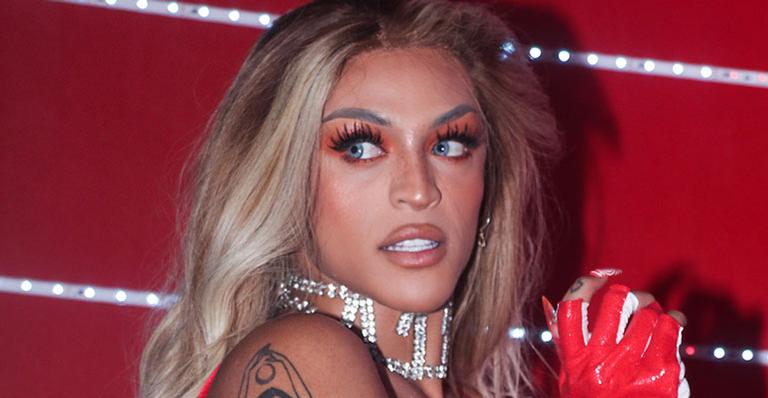 Pabllo Vittar encarna mamãe noel sexy em show de Halloween