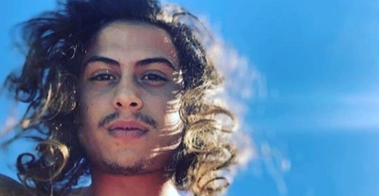 Só de toalha, Francisco Vitti aparece tocando violão em registro feito pela mãe