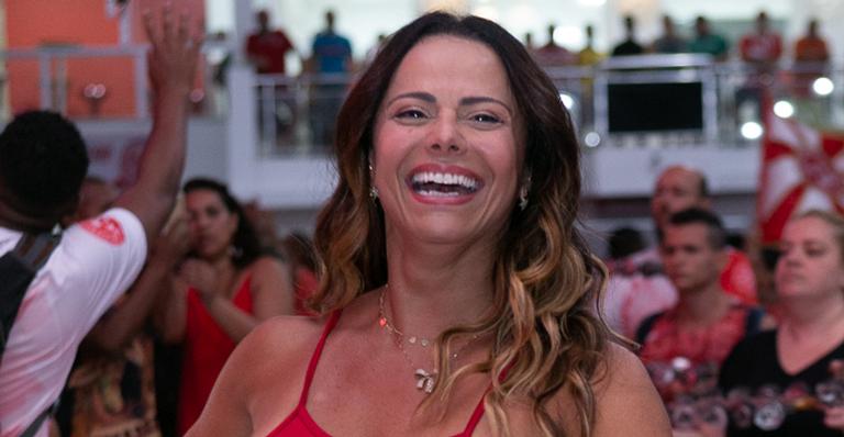 Viviane Araújo aposta em look justinho durante ensaio de escola de samba